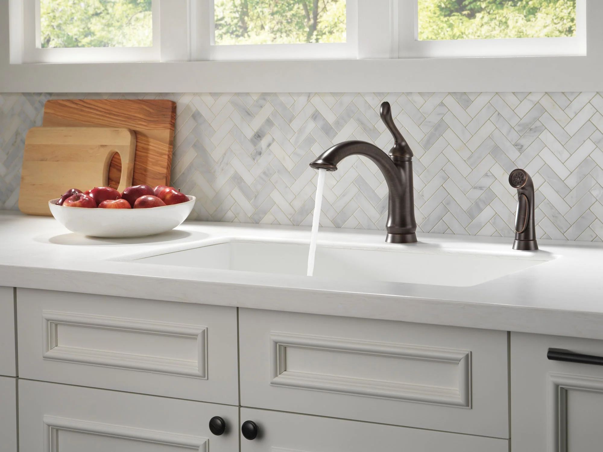 Delta Linden:4453 Single Handle Kitchen Faucet with Spray - Image 8