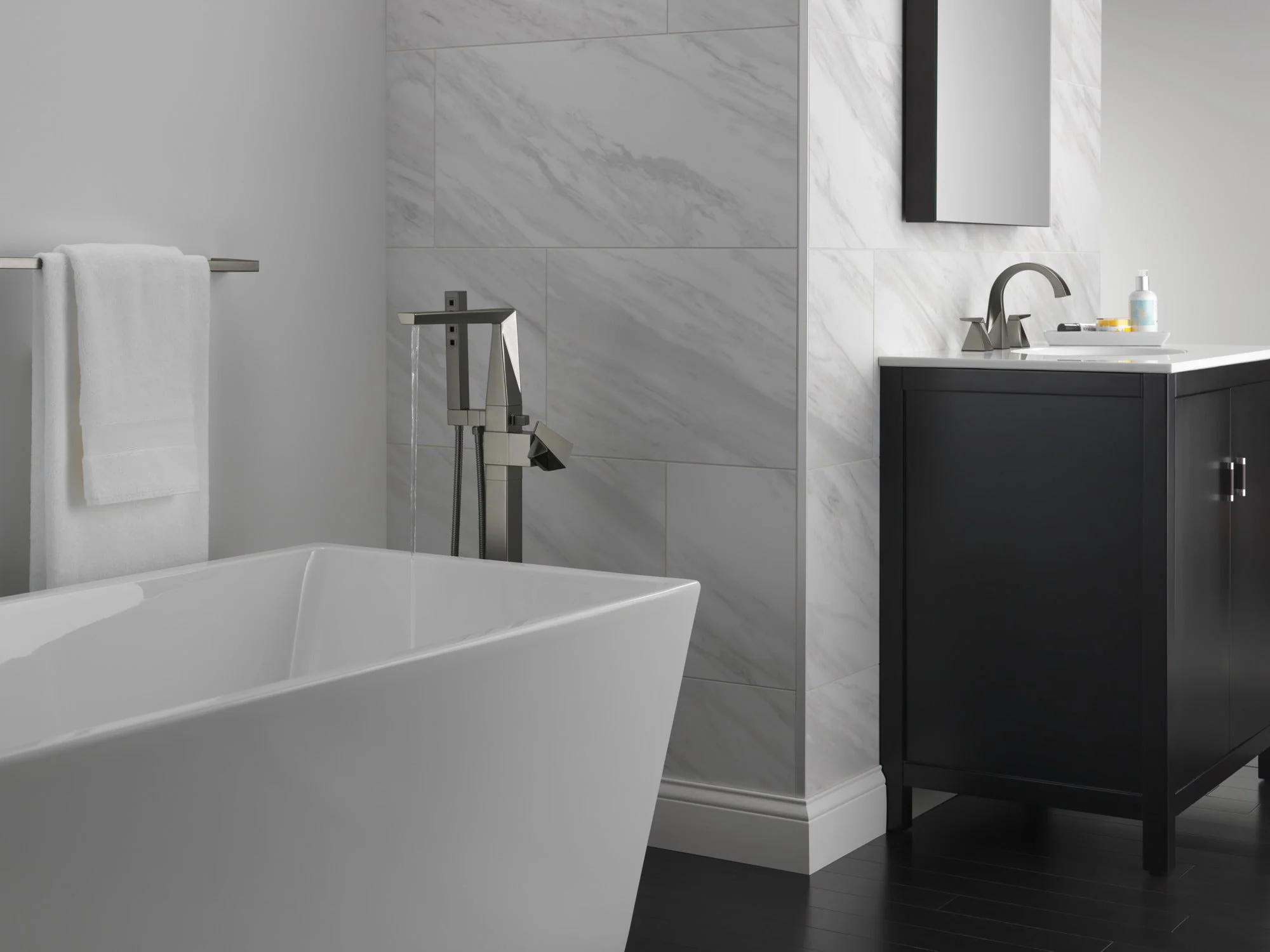 Delta Trillian: 30" Towel Bar - Image 6